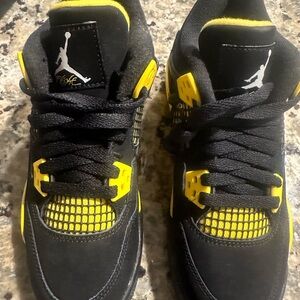 Jordan 4 retro (GS) size 4Y. BRAND NEW NEVER EVER WORN NOT EVEN TRIED ON